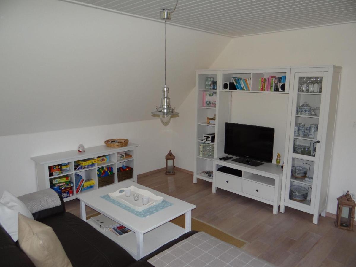 Ferienwohnung-Dg-Im-Reetdachhaus-Im-Ort-Welt Exteriér fotografie